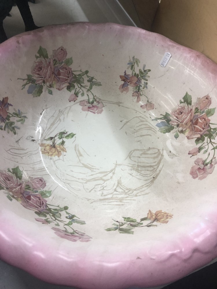 A decorative jug and bowl set - Image 4 of 4