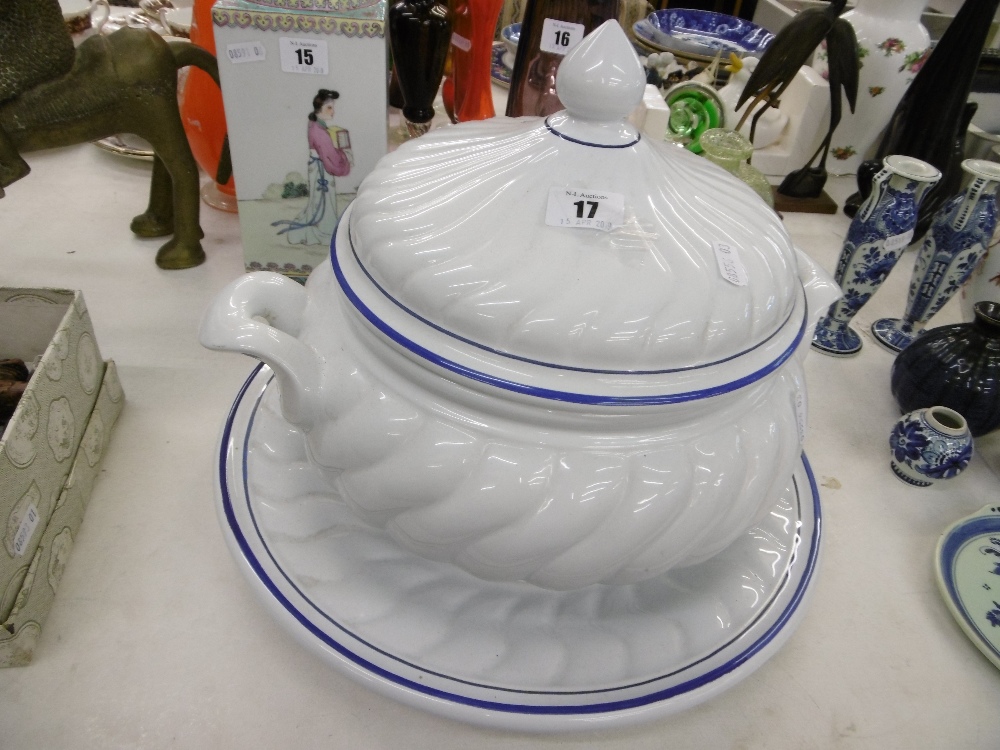 A large ceramic soup tureen - Image 2 of 2