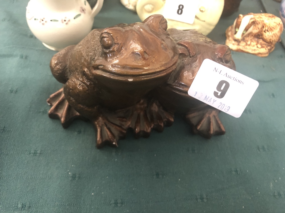 A small bronzed double frogs - Image 3 of 3