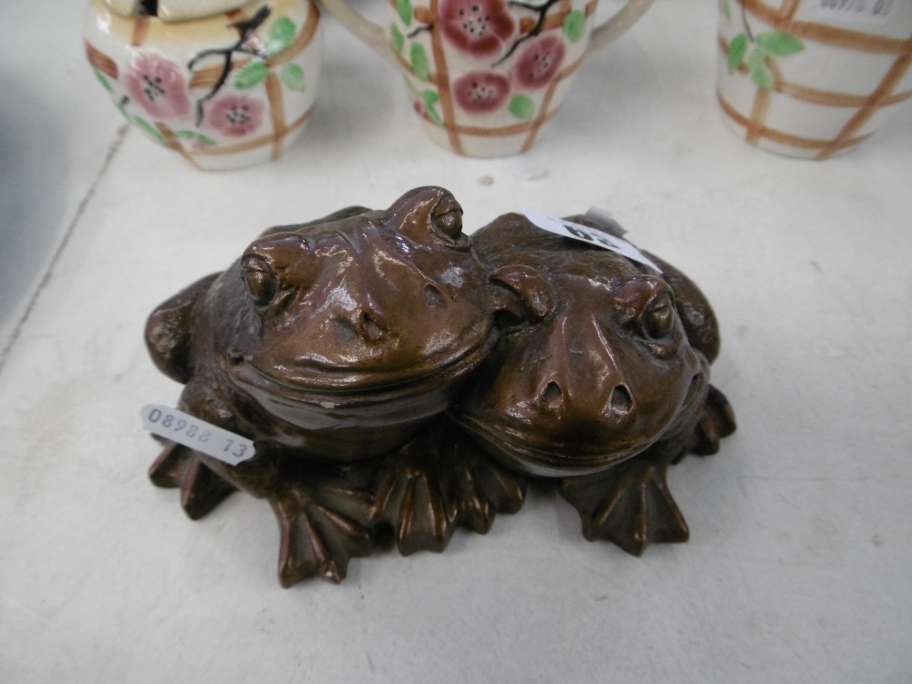 A small bronzed double frogs - Image 2 of 3