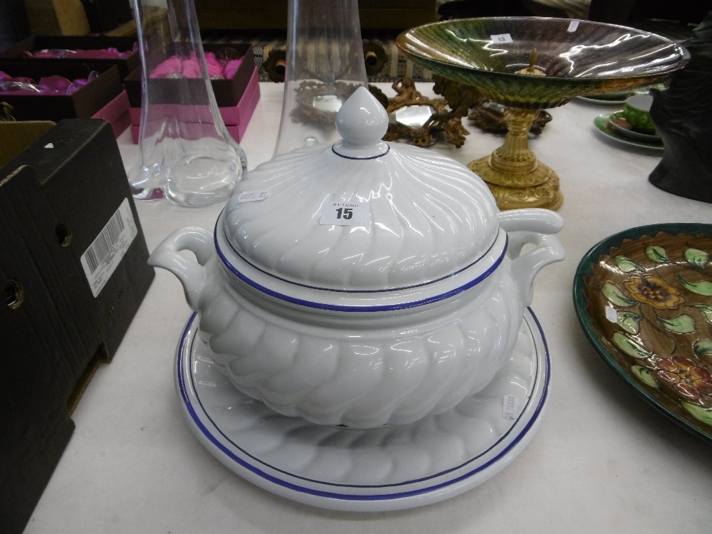 A large ceramic soup tureen - Image 2 of 6