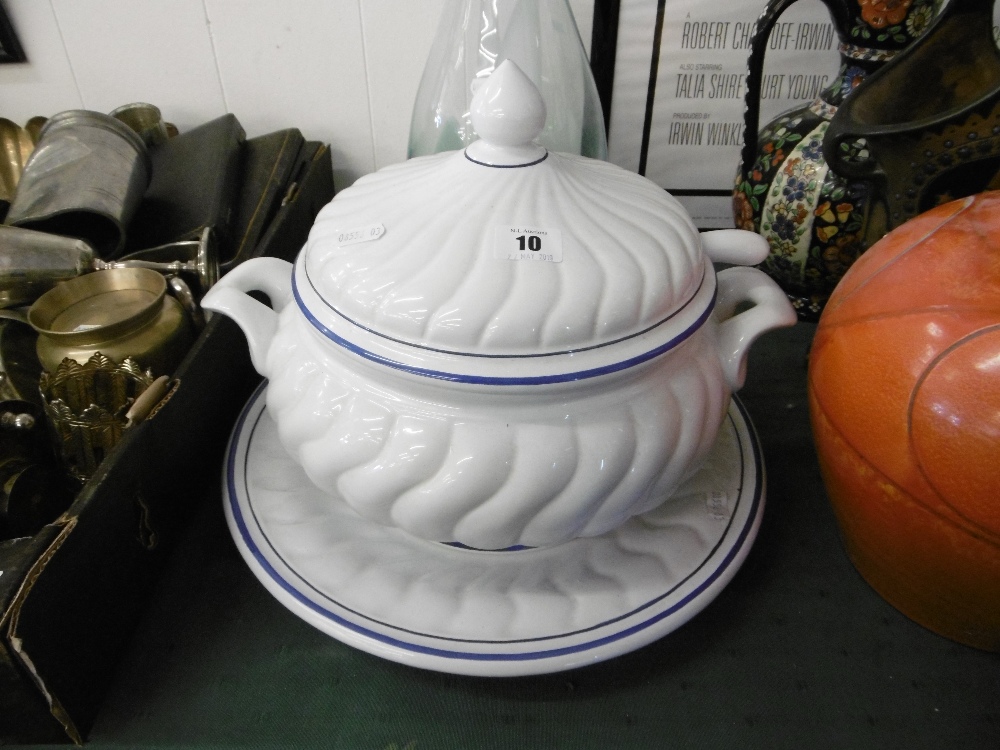 A large ceramic soup tureen - Image 6 of 6