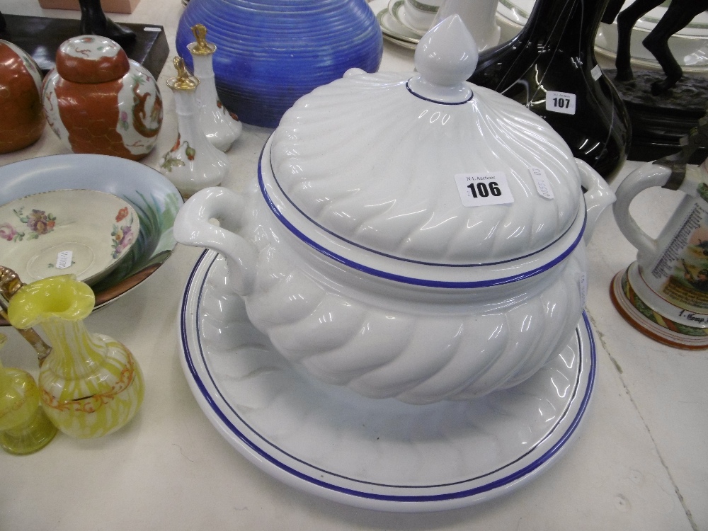 A large ceramic soup tureen - Image 3 of 6