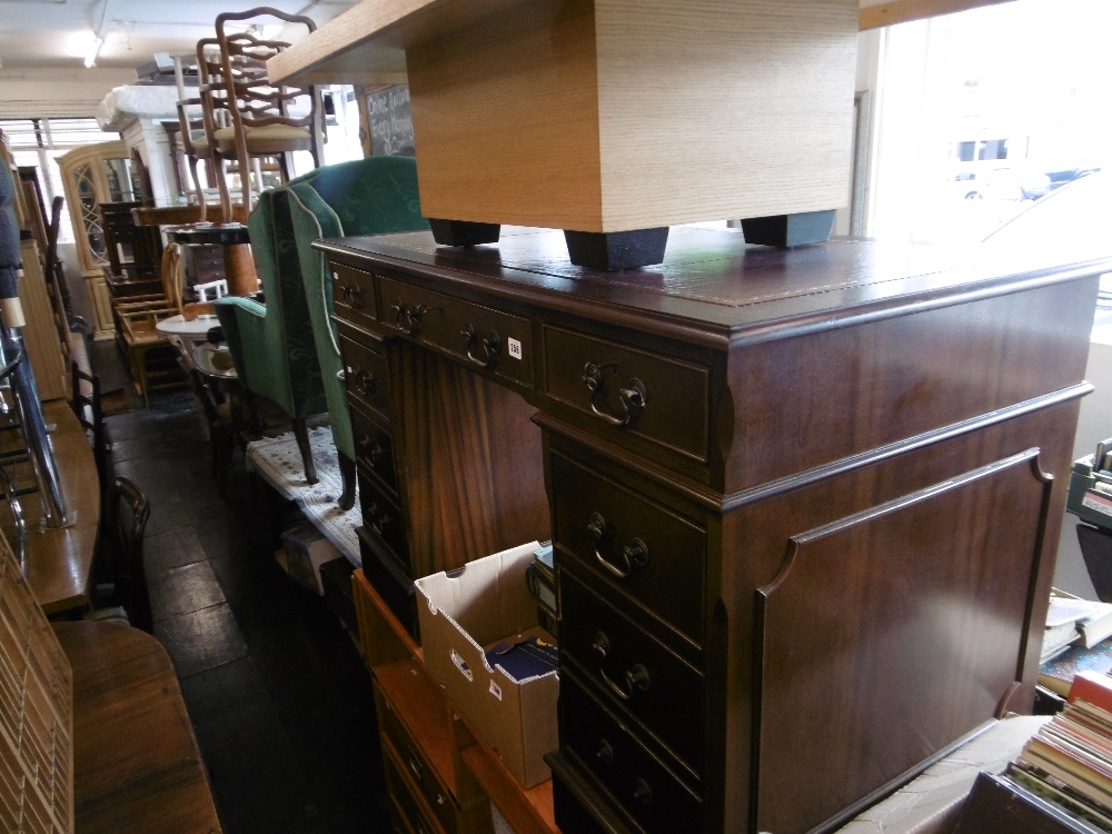 A mahogany pedestal desk - Image 3 of 3