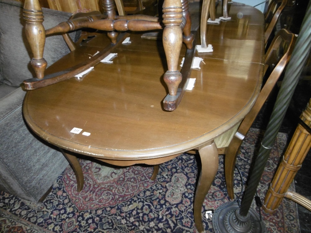 An extending dining table and six chairs - Image 3 of 4