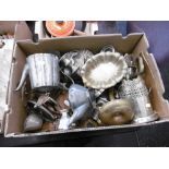 A quantity of silver plate and other metal wear