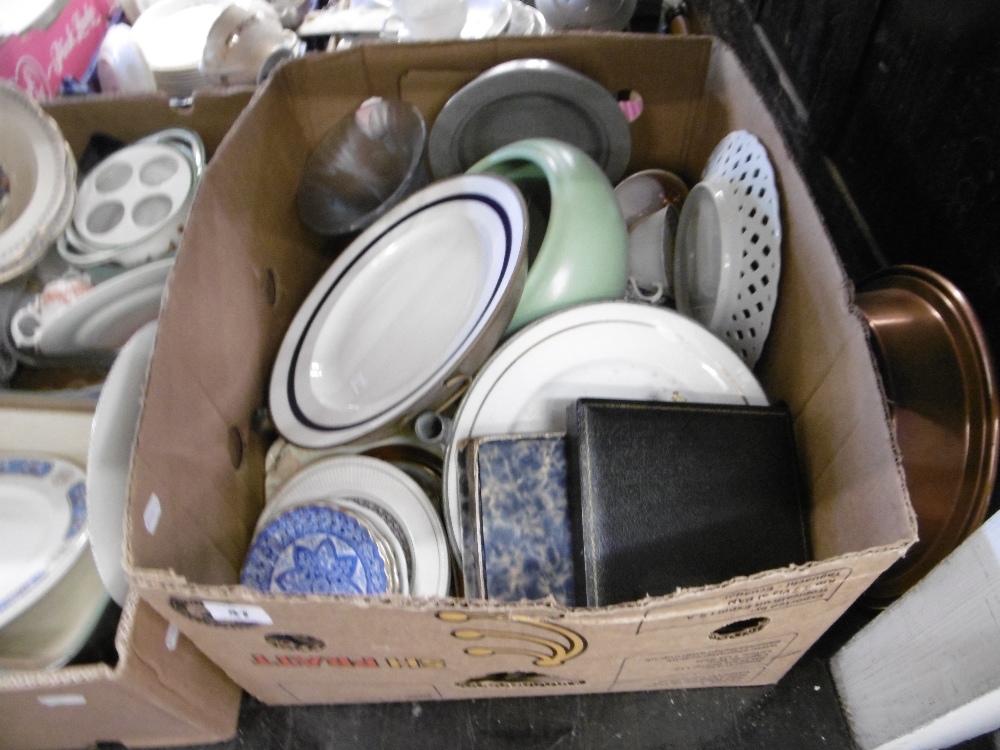 A box of assorted china and sundries - Image 2 of 2