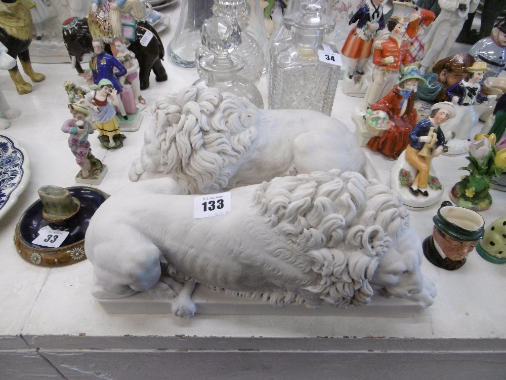 A pair of recumbent lions - Image 5 of 7