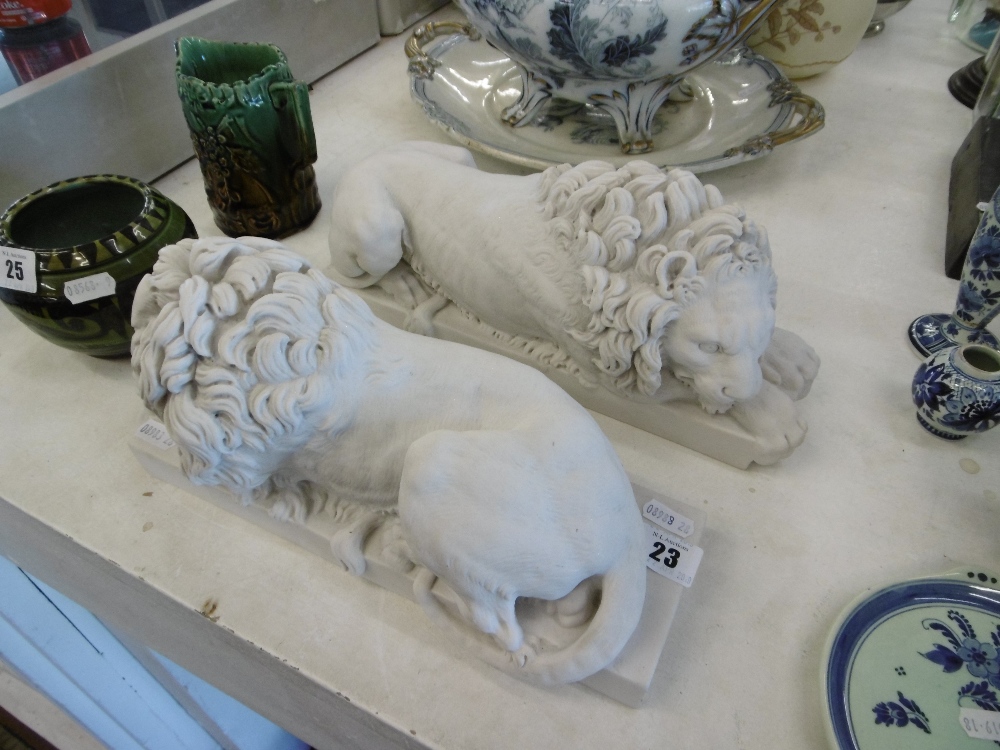 A pair of recumbent lions - Image 2 of 7