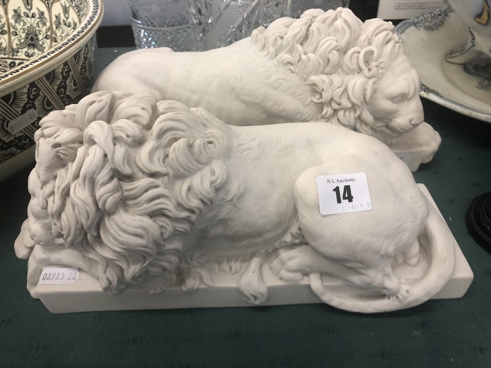 A pair of recumbent lions - Image 3 of 7