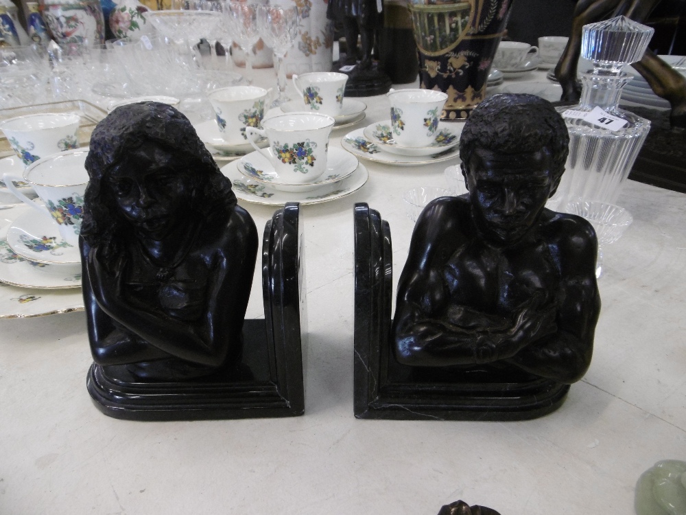 A pair of bronze figural bookends - Image 8 of 9