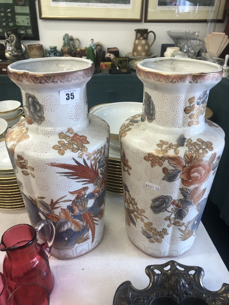 A pair of white and orange oriental vases - Image 4 of 5