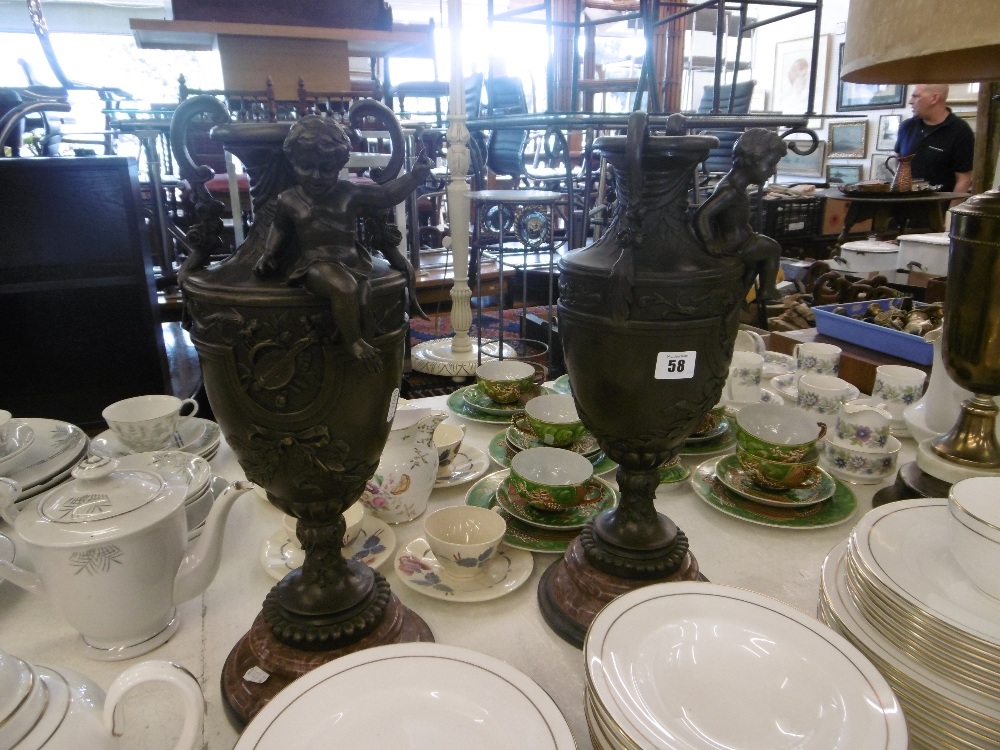 A pair of bronze cherub vases - Image 5 of 5