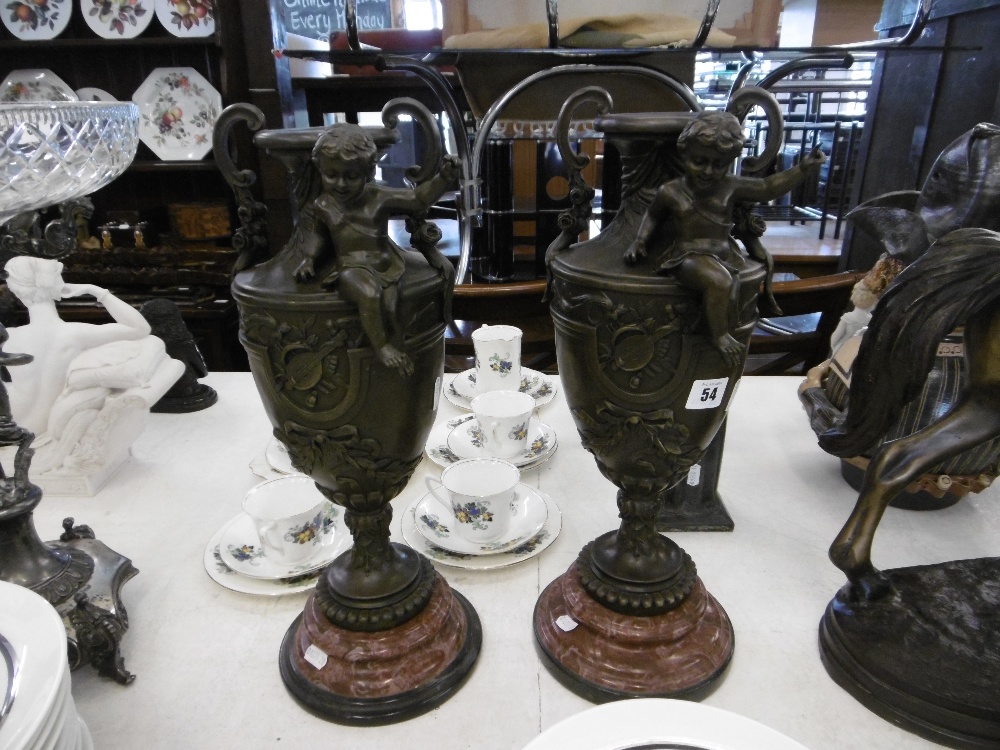 A pair of bronze cherub vases - Image 4 of 5