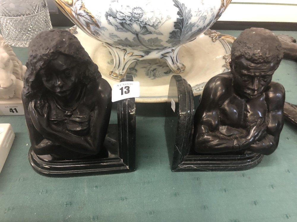 A pair of bronze figural bookends - Image 4 of 9