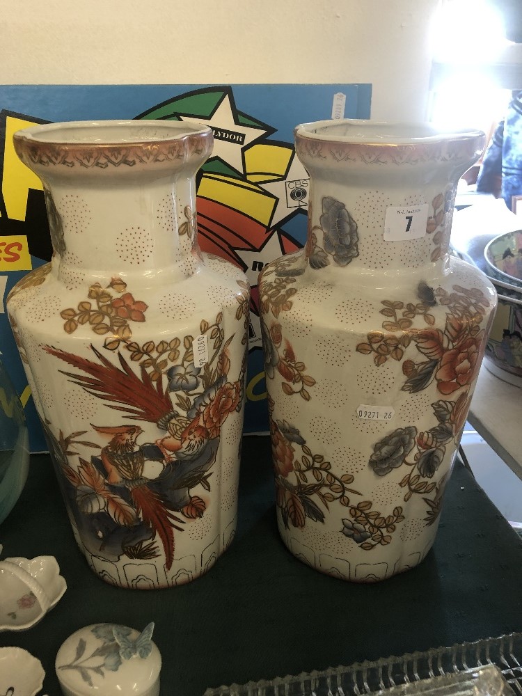 A pair of white and orange oriental vases - Image 2 of 5