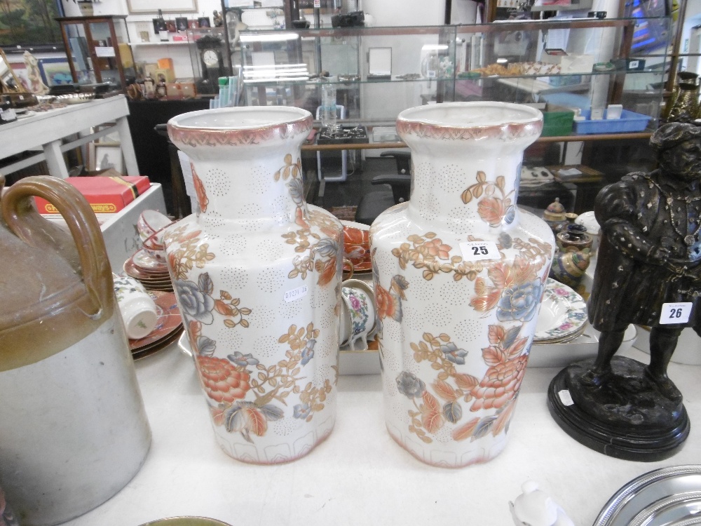 A pair of white and orange oriental vases - Image 5 of 5