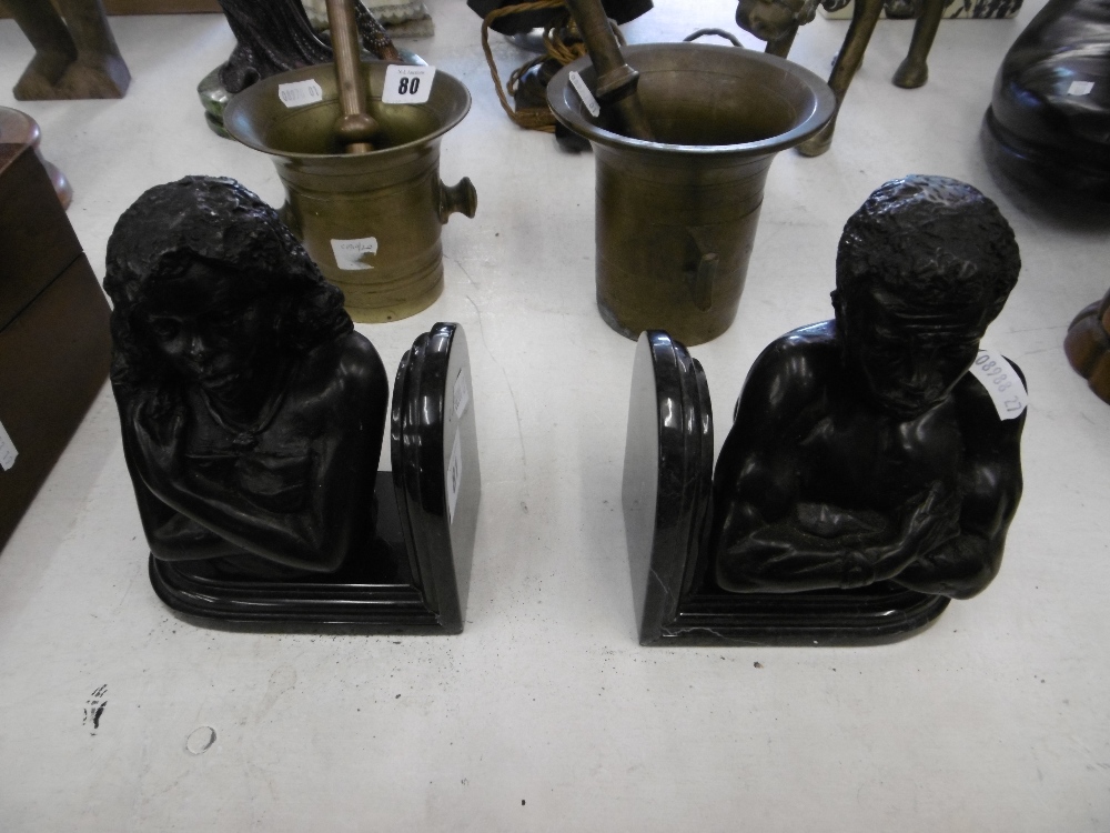 A pair of bronze figural bookends - Image 6 of 9