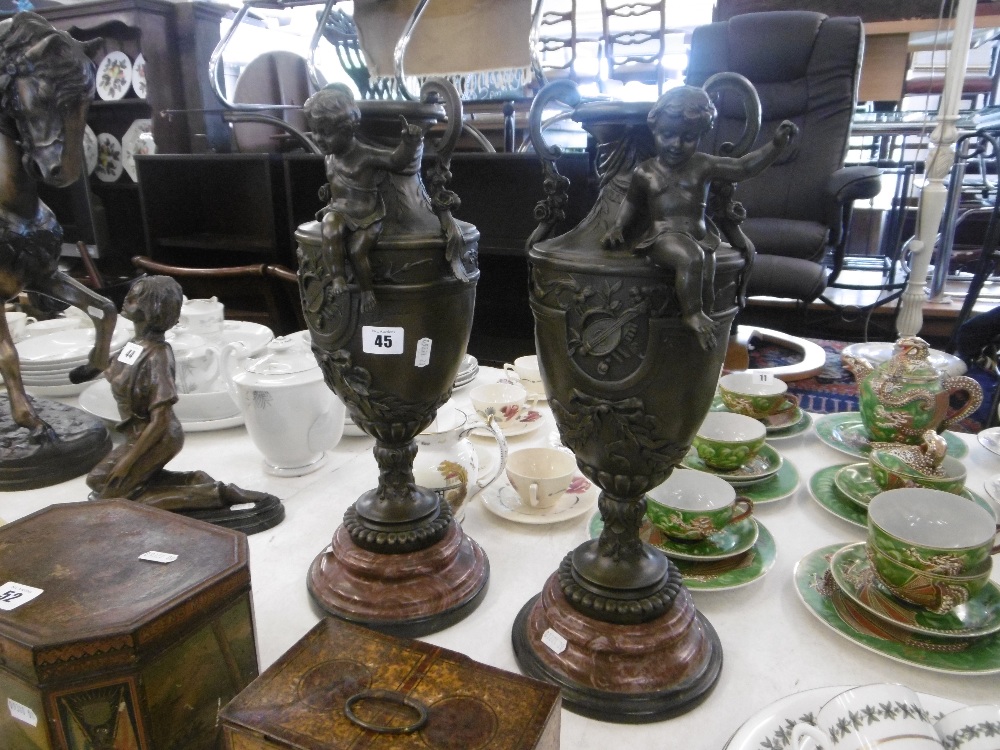 A pair of bronze cherub vases - Image 3 of 5