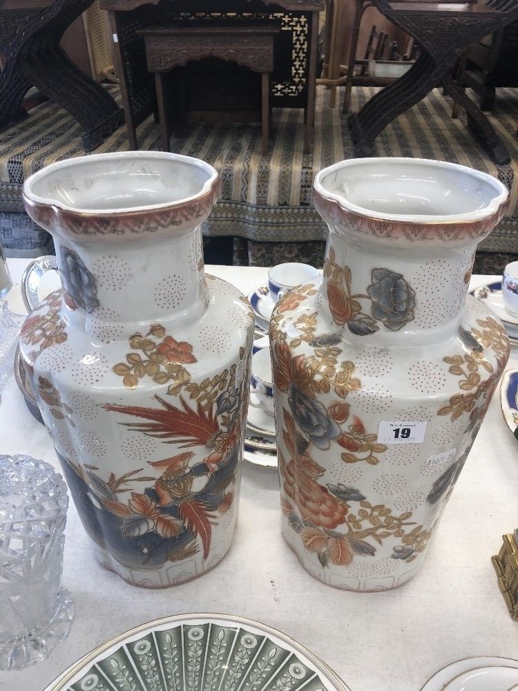 A pair of white and orange oriental vases - Image 5 of 8