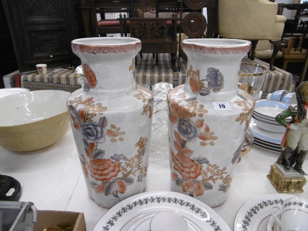 A pair of white and orange oriental vases - Image 6 of 8