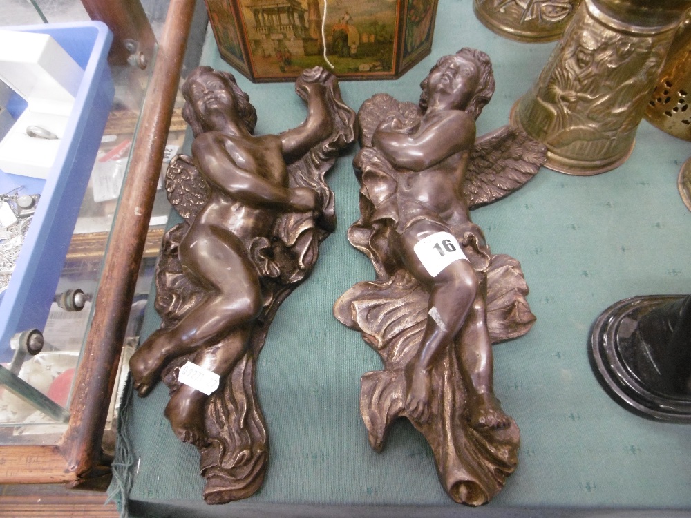 A pair of bronze wall cherubs - Image 3 of 8