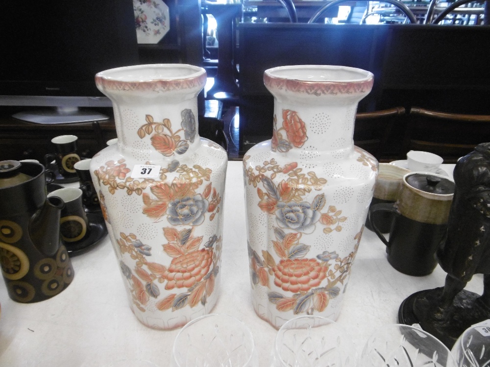 A pair of white and orange oriental vases - Image 7 of 8