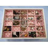 A quantity of assorted jewellery including silver