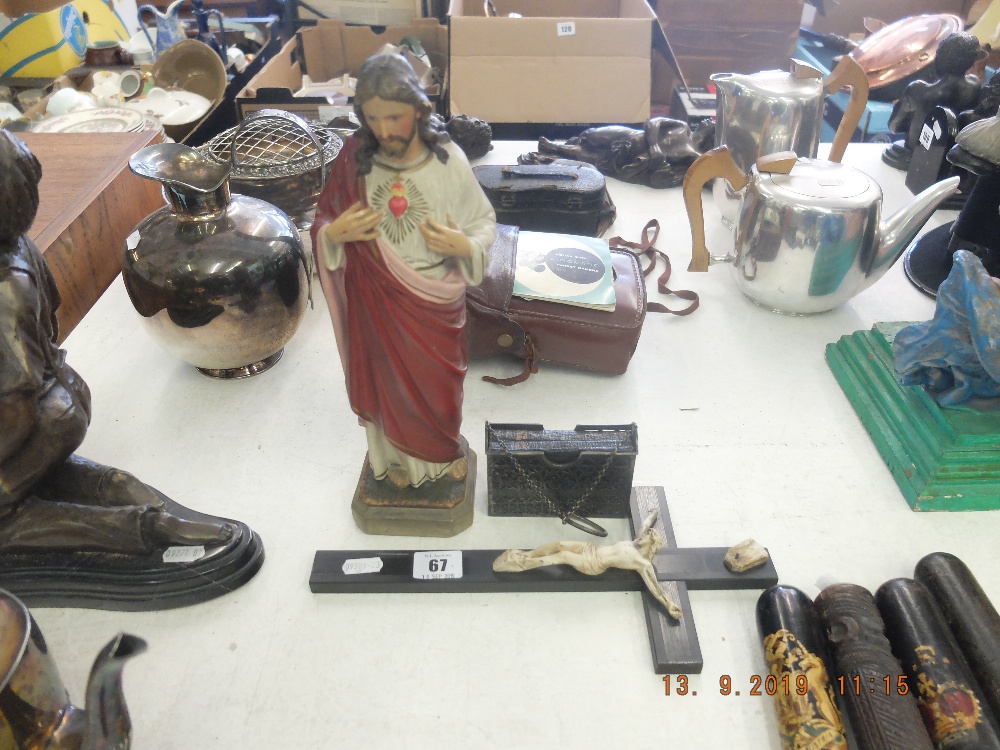 A figure of Jesus plus two cross and two prayer books in holder - Image 2 of 2