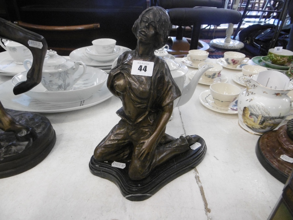 A bronze sculpture of a kneeling lady - Image 6 of 9