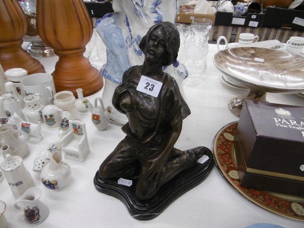 A bronze sculpture of a kneeling lady - Image 8 of 9