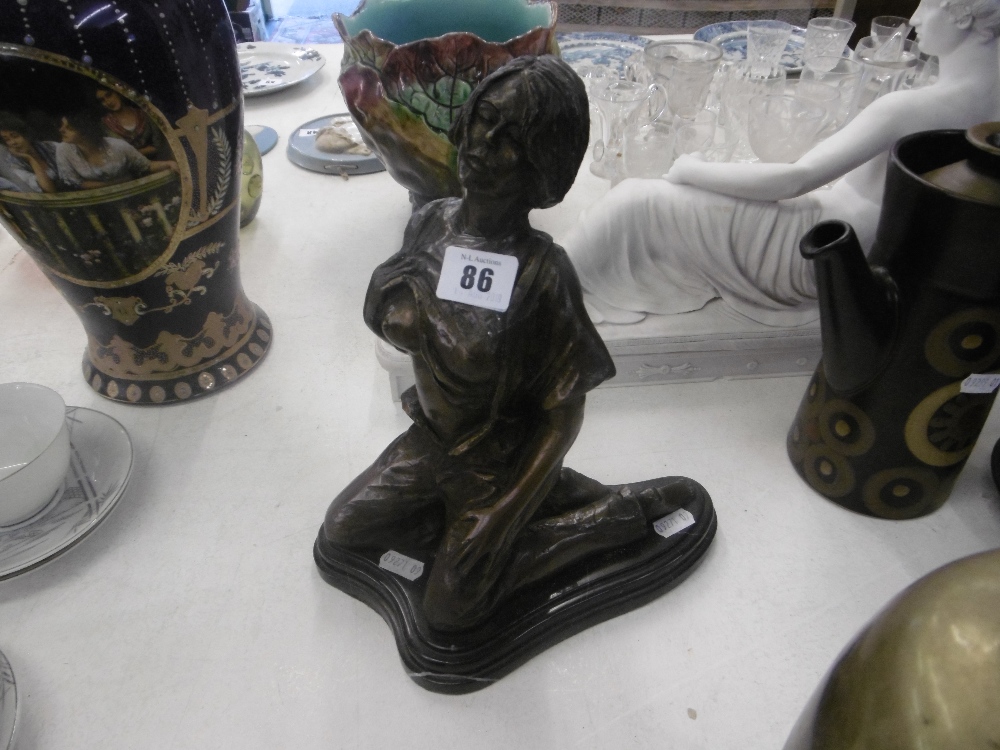 A bronze sculpture of a kneeling lady - Image 7 of 9