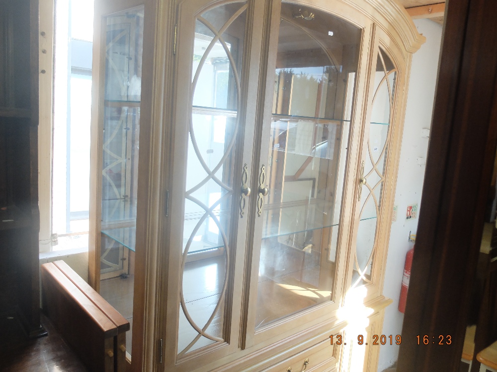 A decorative display cabinet - Image 2 of 2