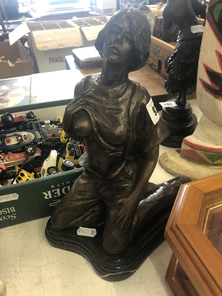 A bronze sculpture of a kneeling lady - Image 4 of 9