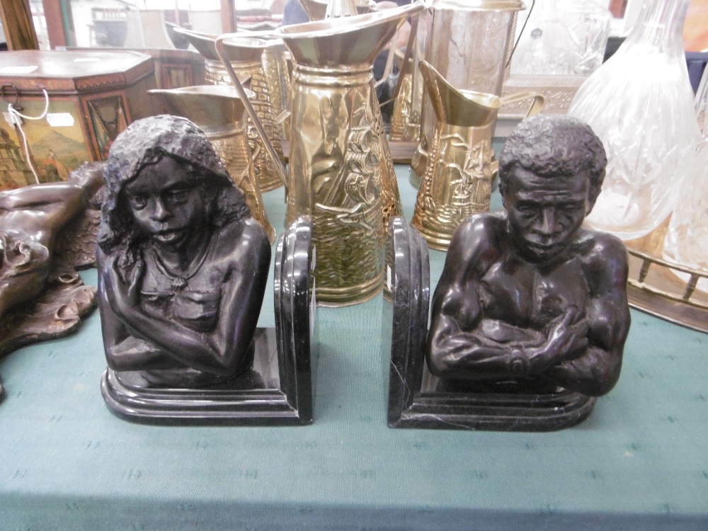 A pair of bronze figural bookends - Image 8 of 13