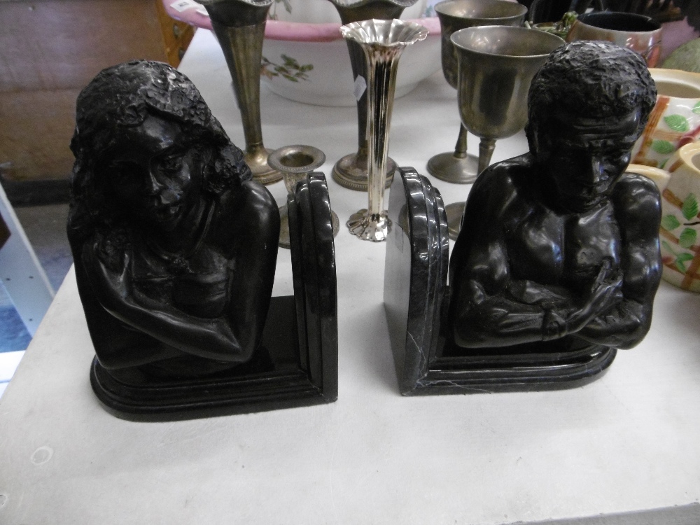 A pair of bronze figural bookends - Image 10 of 13