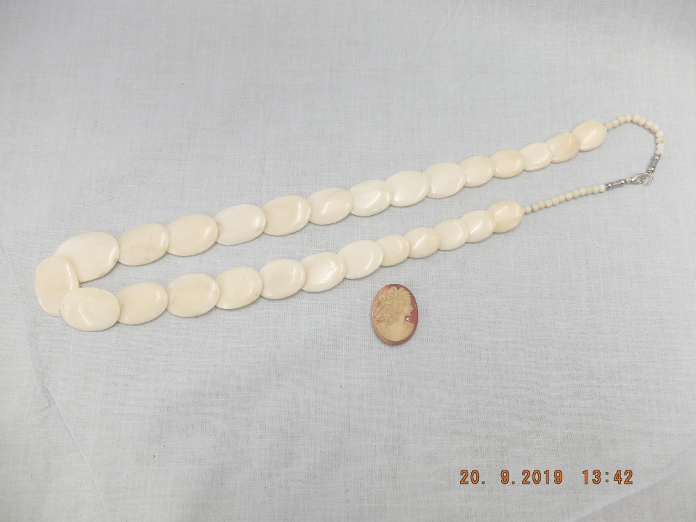 A bone necklace and a loose cameo - Image 2 of 2