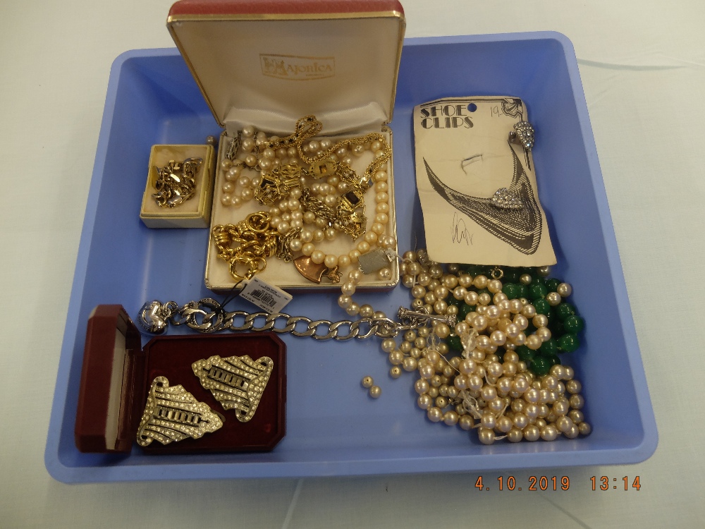 A quantity of assorted costume jewellery