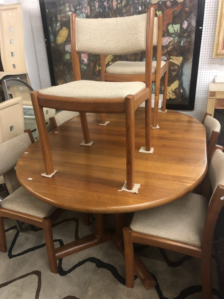 A retro Dyrland table with two leaves and six chairs