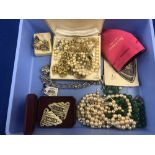 A quantity of assorted costume jewellery