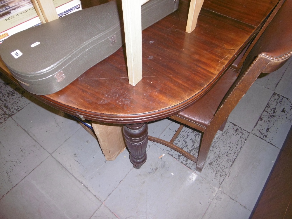 A VICTORIAN EXTENDING TABLE ON TURNED LEGS - Image 4 of 6