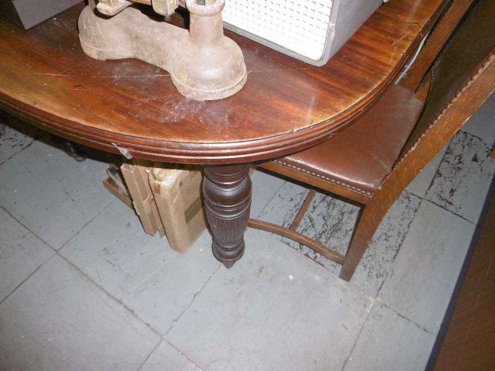 A VICTORIAN EXTENDING TABLE ON TURNED LEGS - Image 5 of 6