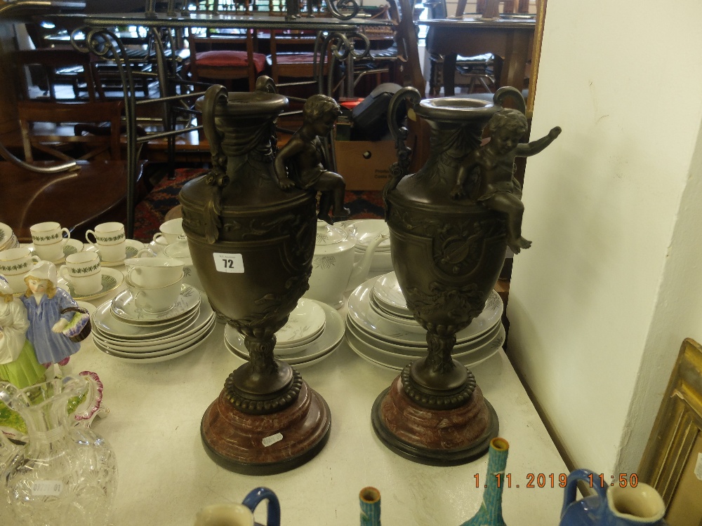 A pair of bronze cherub vases - Image 3 of 3