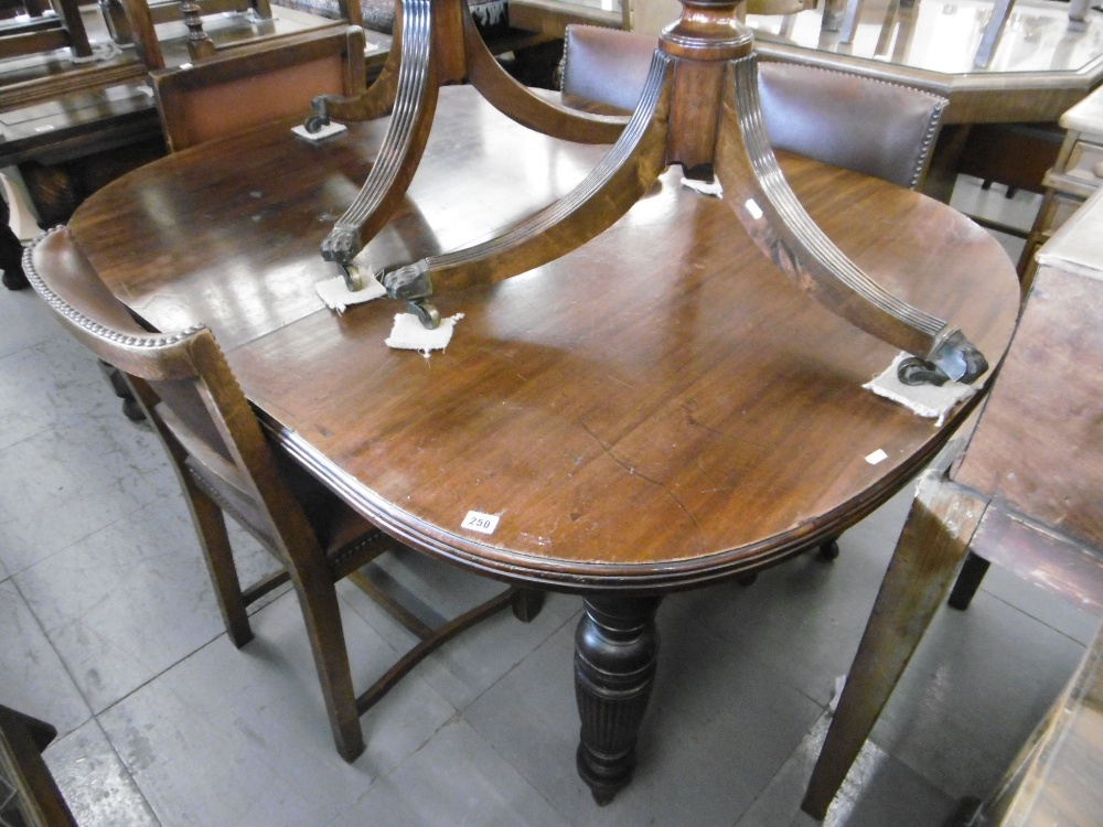 A VICTORIAN EXTENDING TABLE ON TURNED LEGS - Image 2 of 6