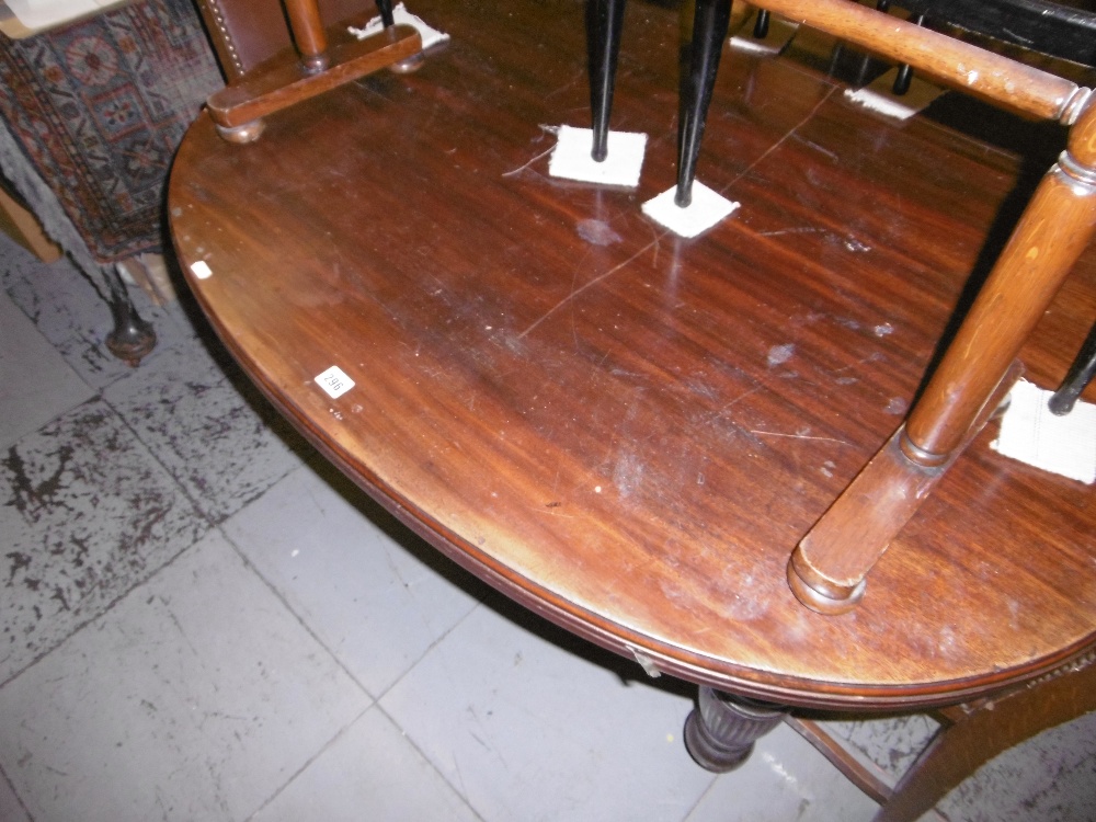 A VICTORIAN EXTENDING TABLE ON TURNED LEGS - Image 3 of 6