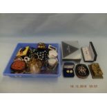 A quantity of mixed items including costume jewellery,