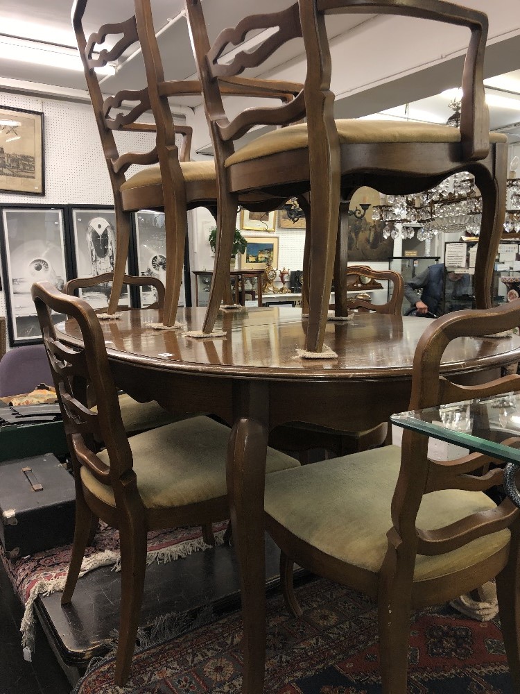 An extending dining table and six chairs - Image 2 of 5