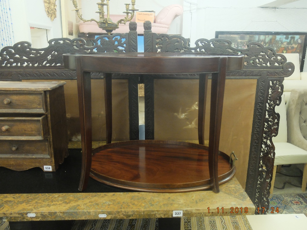 An Edwardian mahogany butlers tray table - Image 2 of 3