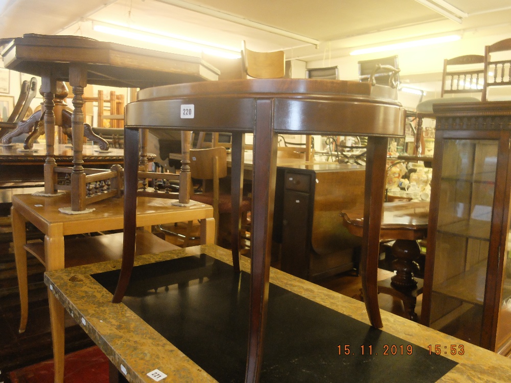 An Edwardian mahogany butlers tray table - Image 3 of 3