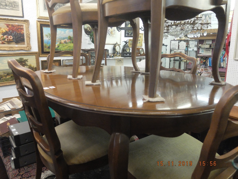 An extending dining table and six chairs - Image 5 of 5